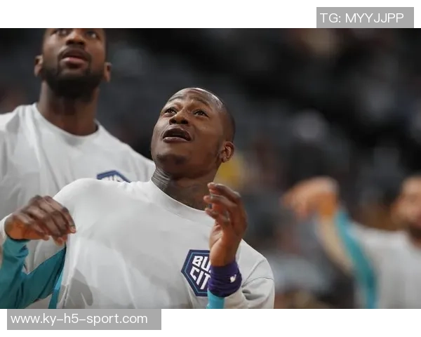 罗齐尔出庭时手铐脚镣加身穿着黄蜂队连帽衫引发关注