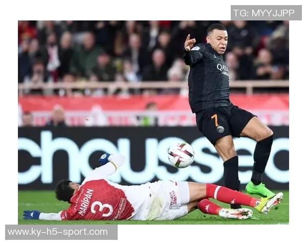 姆巴佩禁区内摔倒引发担忧经过短暂休息后重返赛场继续拼搏 姆巴佩禁区内摔倒引发担忧经过短暂休息后重返赛场继续拼搏